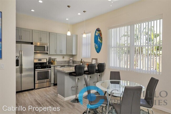 Foto del edificio - 2 br, 1 bath House - 4669 Winona Ave