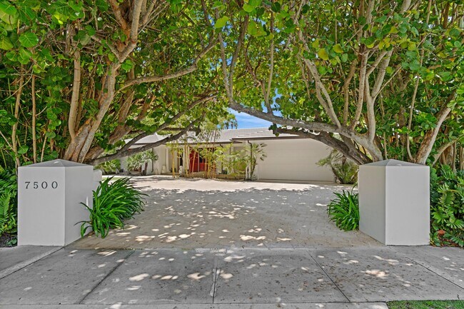 Foto del edificio - 7500 S Flagler Dr