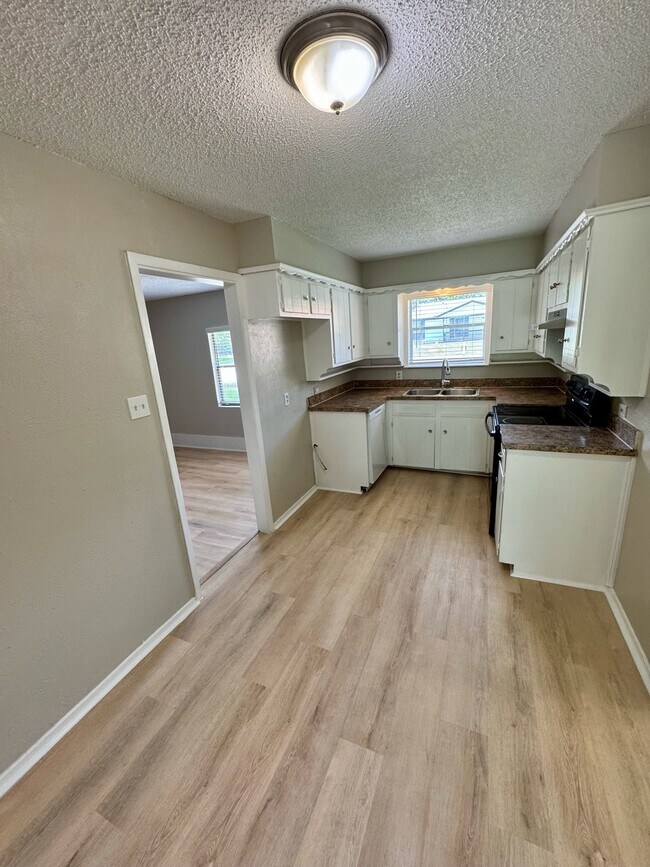 Building Photo - 6000 Lindy Ln