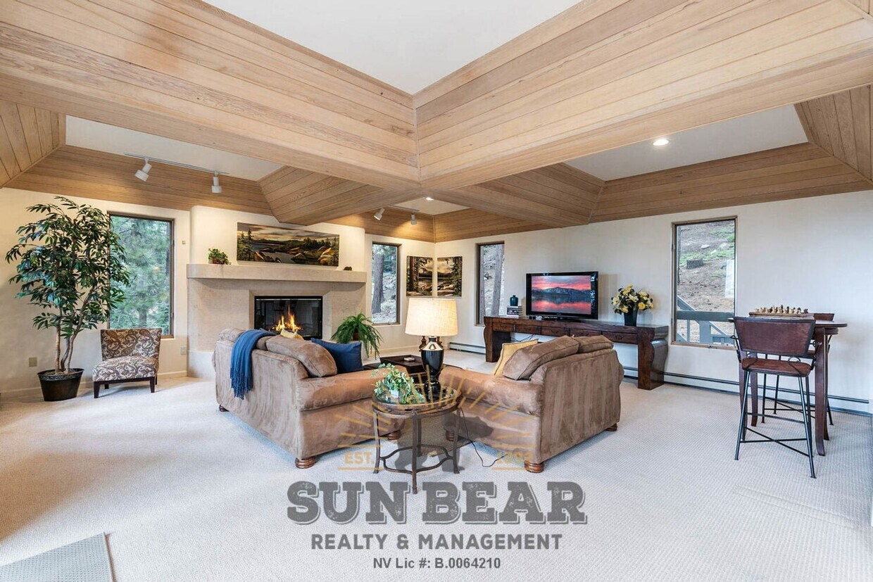 Foto principal - Beautiful Home w Peek Lakeview!