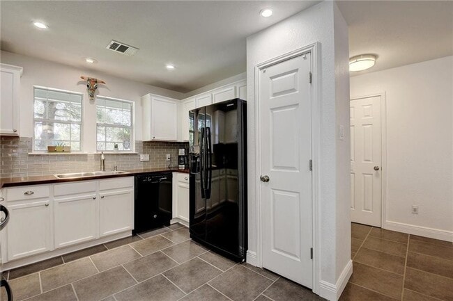 Building Photo - 3 Bedroom, 2.5 Bath Home in South Austin N...