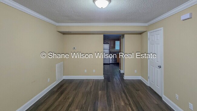 Building Photo - Cozy 2 Bedroom 1-1/2 Bath Duplex in Rossville.  Come View today!!