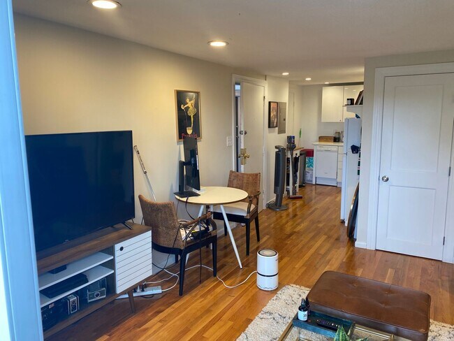 Building Photo - Charming 1 Bedroom