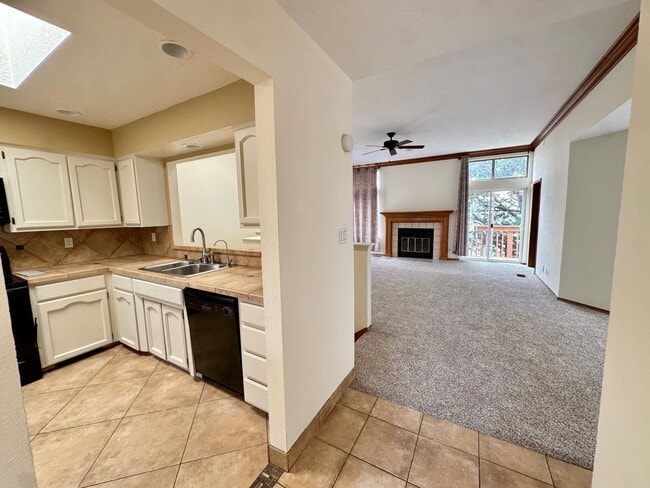 Building Photo - Foothills Hideaway