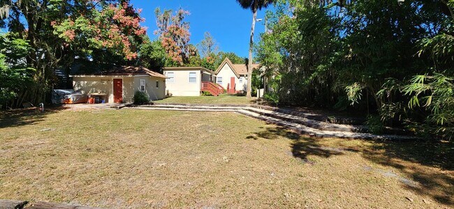 Building Photo - 410 W Howry Ave