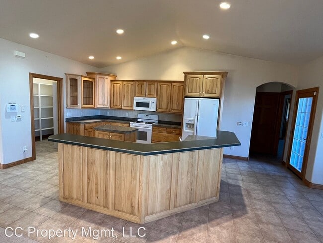 Building Photo - 6 br, 3 bath House - 1124 Alta Vista Dr