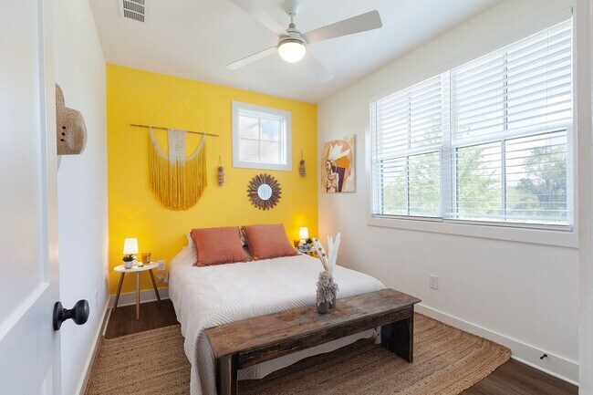 Foto del edificio - Stylish End-Unit Townhome Minutes From Gra...