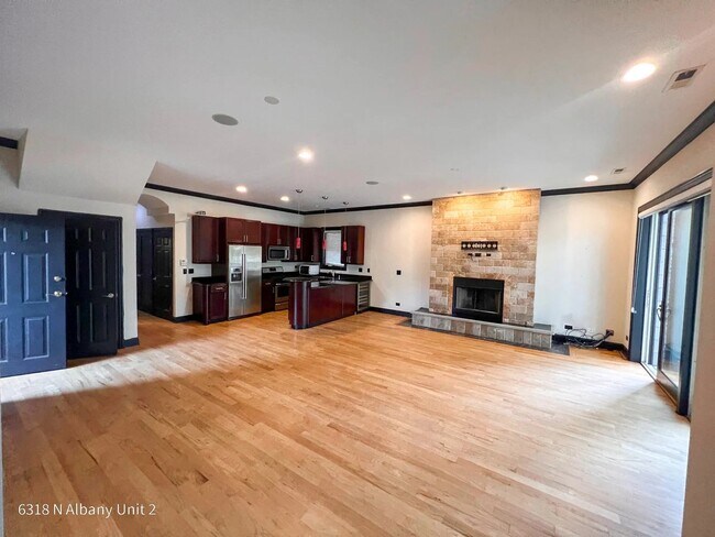 Foto del edificio - 6318 N Albany Ave