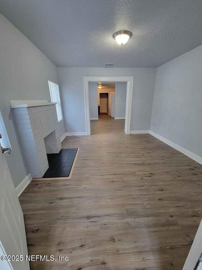 Building Photo - 1515 W 2nd St