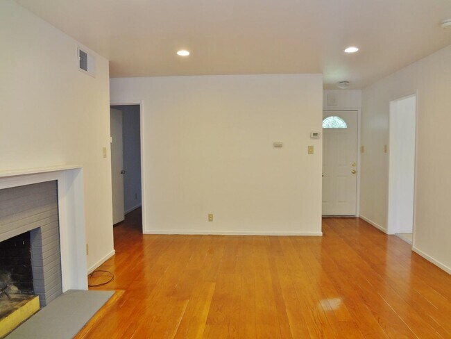 Building Photo - 442 E Ferndale Ave