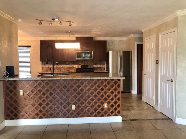 Building Photo - 14942 Gray Ridge Dr