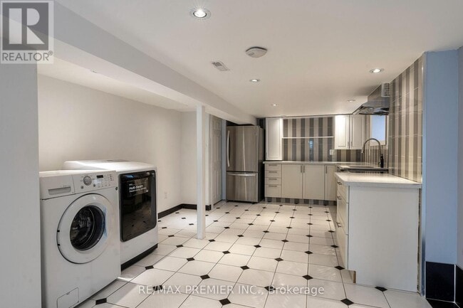 Building Photo - 35 Florence Crescent