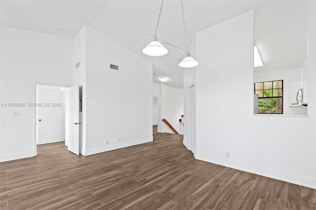 Foto del edificio - 15569 Miami Lakeway N