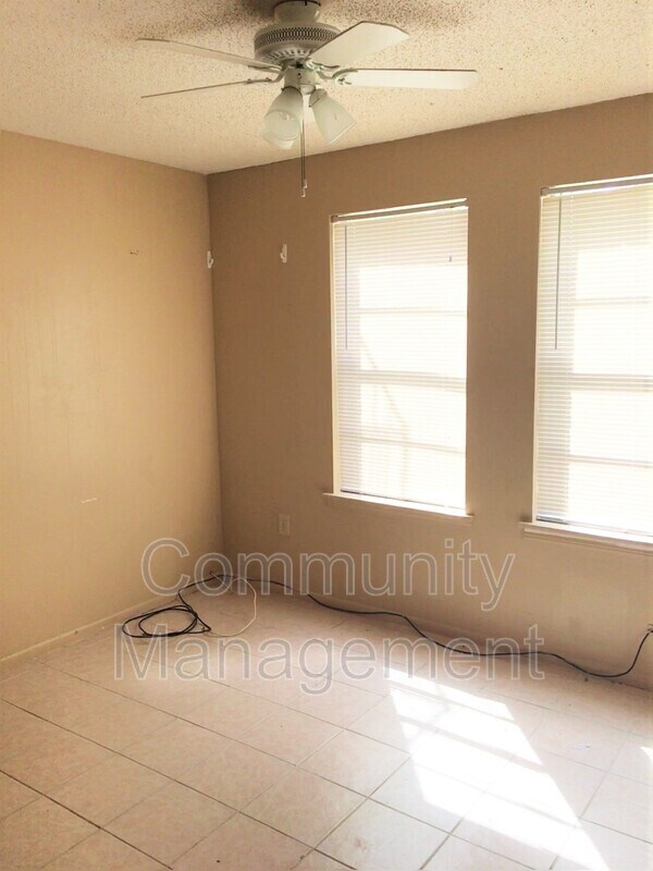 Foto del edificio - 7743 Bles Ave