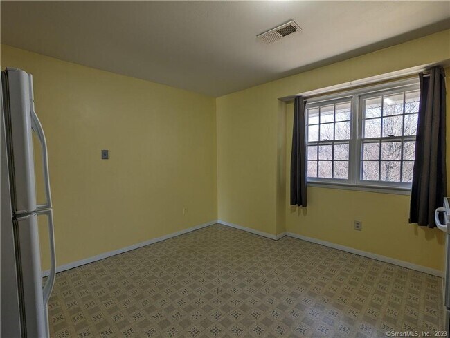 Foto del edificio - 8 Bradley Cir