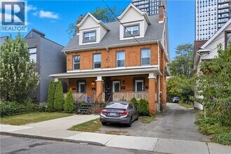 Building Photo - 115 Catharine St N