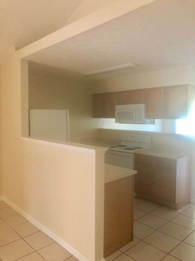 Foto del edificio - 2 bedroom 1 bath apartment. Living has vau...