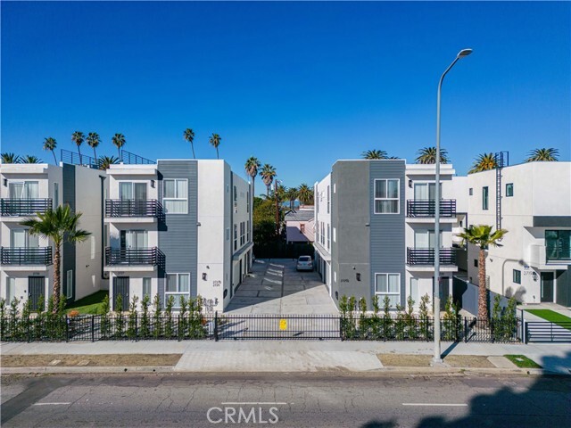Building Photo - 2801 S La Brea Ave