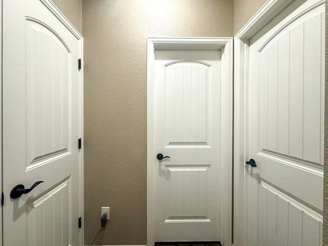 Building Photo - Grand 6bd 4ba Crystal Valley home with an in-law suite!!!