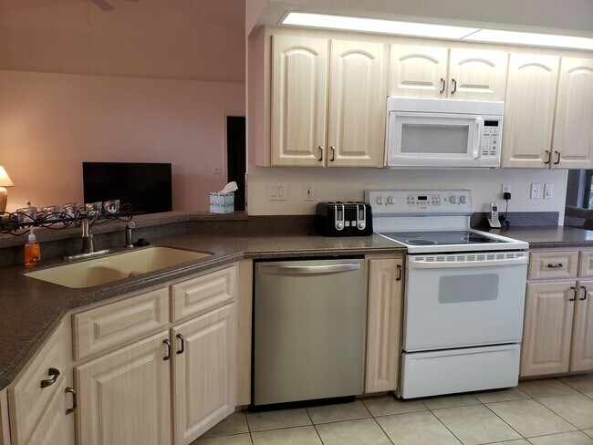 Foto del edificio - AVAILABLE 2026 SEASON! PORT CHARLOTTE, HEA...
