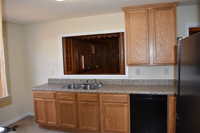 Building Photo - For Rent - Charming Brick Ranch in Lithia Springs