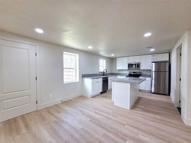 Foto del edificio - 4607 Englewood St