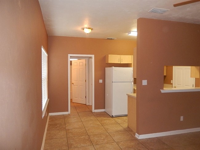Building Photo - 3100 Dian Rd