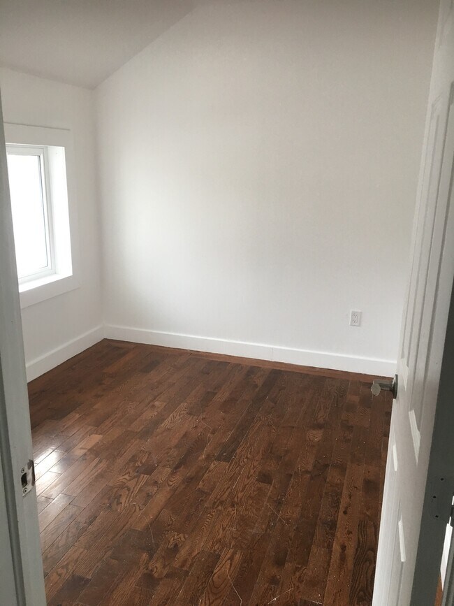 Bed 1 - 226 Victoria St S