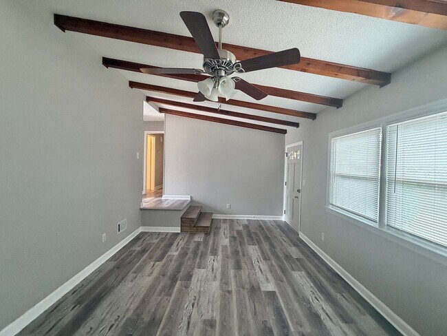 Building Photo - Central Wilmington, popular school districts,2 car garage/RV/Boat parking 3/4 bedroom/fenched/Liv...