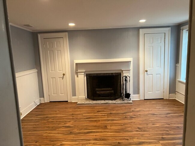 Building Photo - 1 bedroom 1 bath unfurnished executive rental
