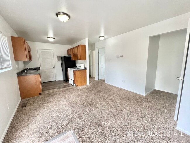 Building Photo - 934 W Moreno Ave