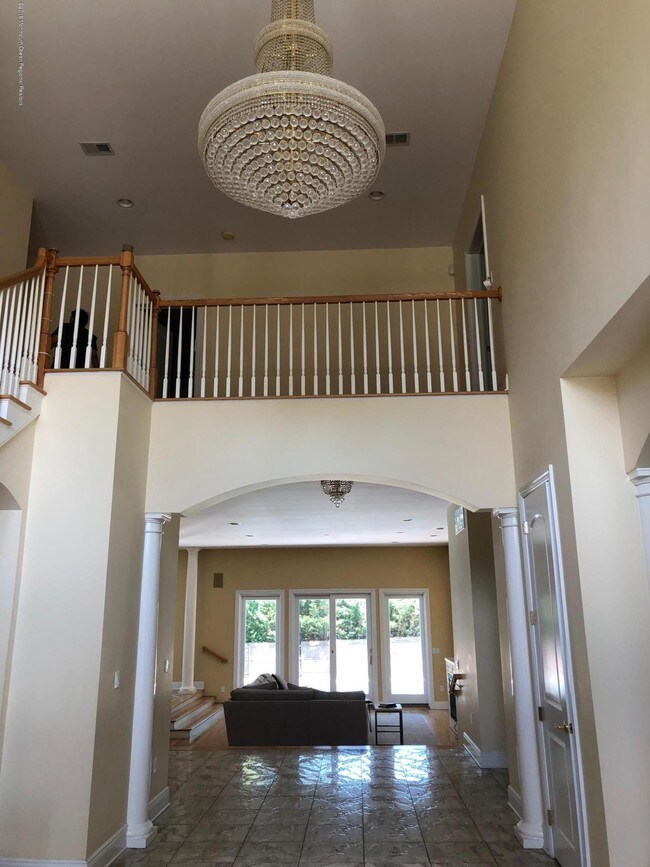 Building Photo - 55 Old Farm Rd