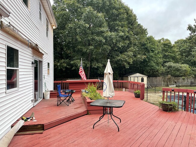 Oversized deck - 50 Hawkins Rd