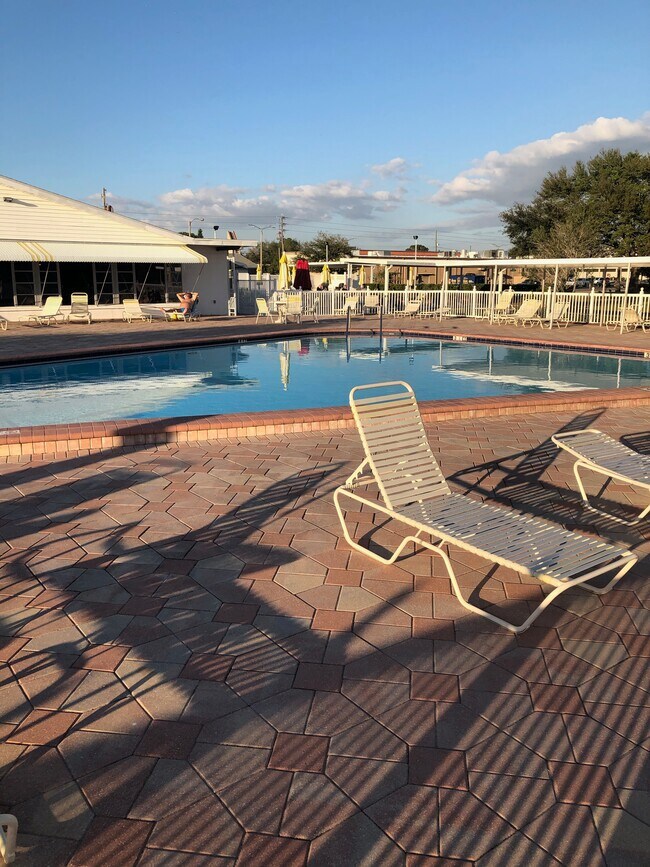COMPLEJO PARA MAYORES DE 55 - 5920 18th St N
