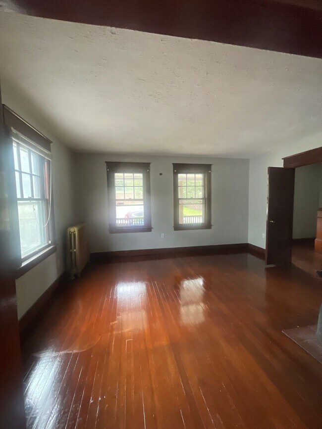 Building Photo - Spacious 3 Bed, 2 Bath Single Family home ...