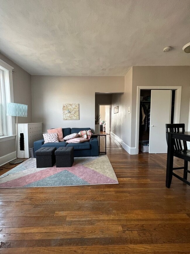 Building Photo - Bright and spacious 1 bedroom