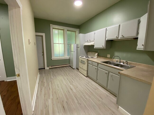 kitchen 02 - 65 Remsen St
