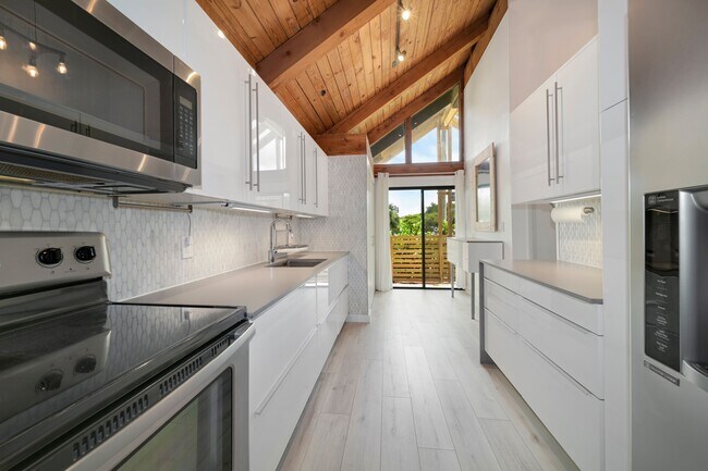 kitchen - 487 N University Dr