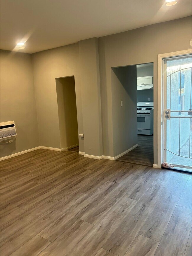 Foto del edificio - 3721 N Byron St