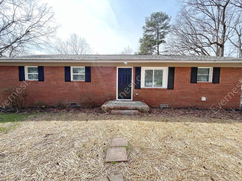 Primary Photo - 203 Pinetree Dr