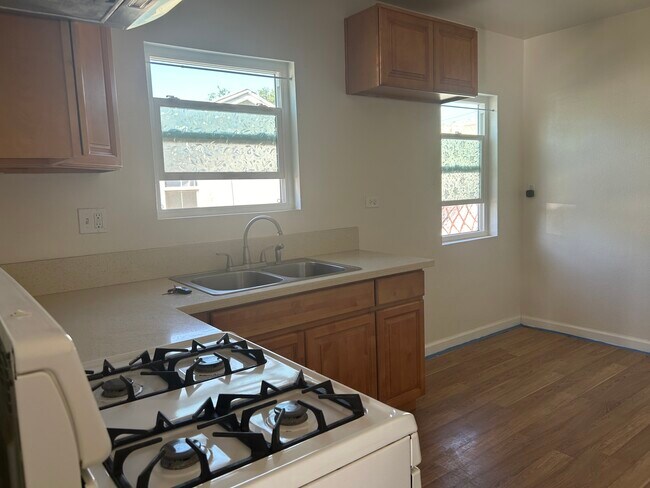 Kitchen - 3940 Mennes Ave