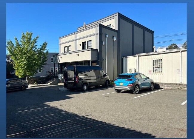 Building Photo - 145 Valley Rd