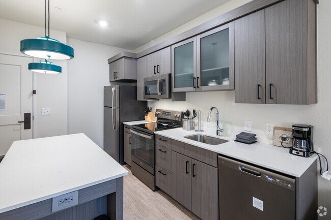 1BR, 1BA - 525SF - Kitchen - Waterwalk Huntsville