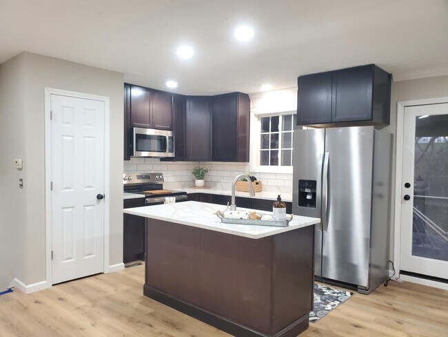 Building Photo - 130 Merlin Pl