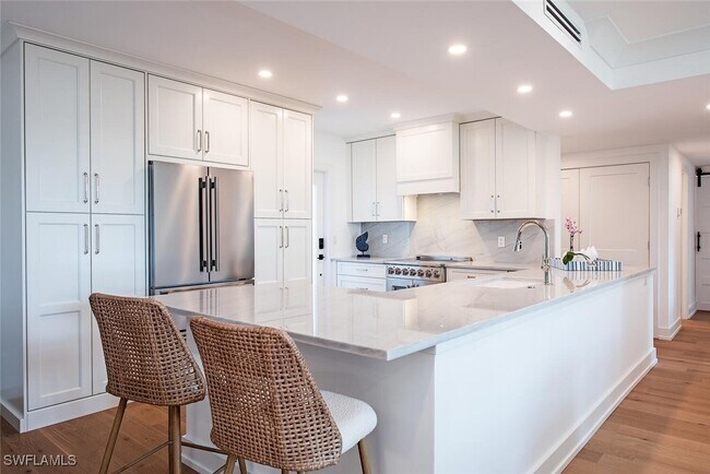 Foto del edificio - 400 Park Shore Dr