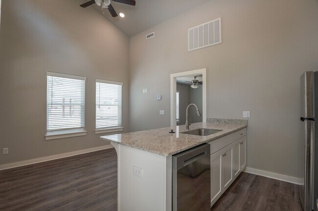 Building Photo - 1 Bedroom 1 Bath Cottage in Fayetteville!
