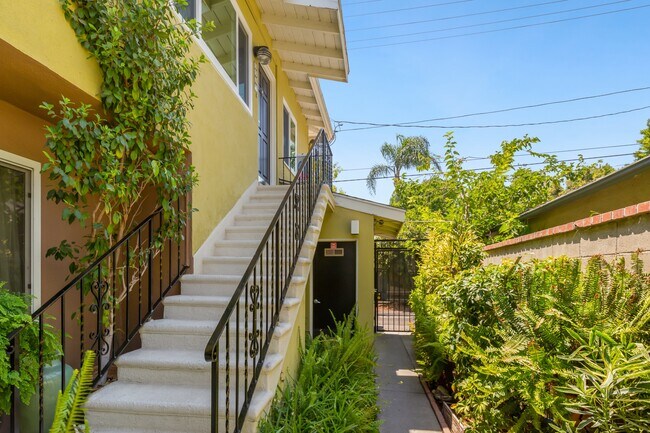Walkway - 5019 Cahuenga Blvd
