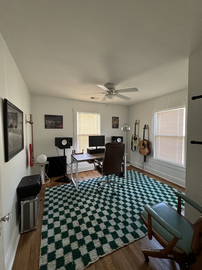 Building Photo - 129 Gordon Ter