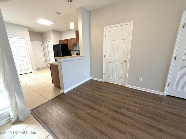 Foto del edificio - 295 Leese Dr