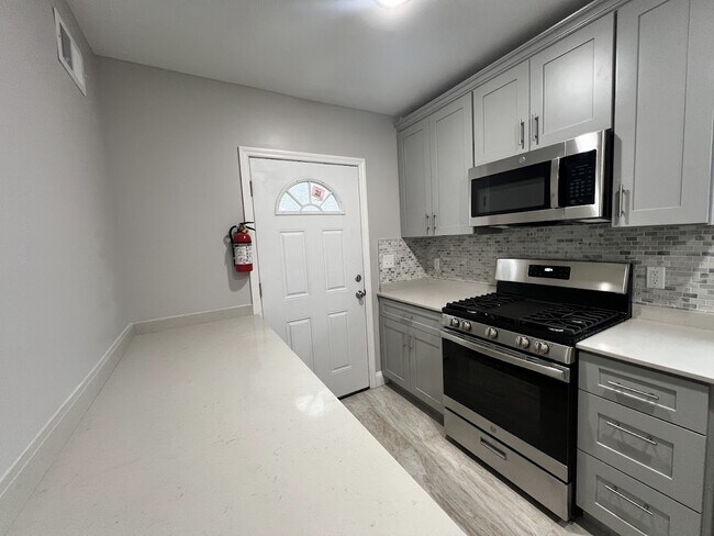 Building Photo - 78 Oakwood Ave
